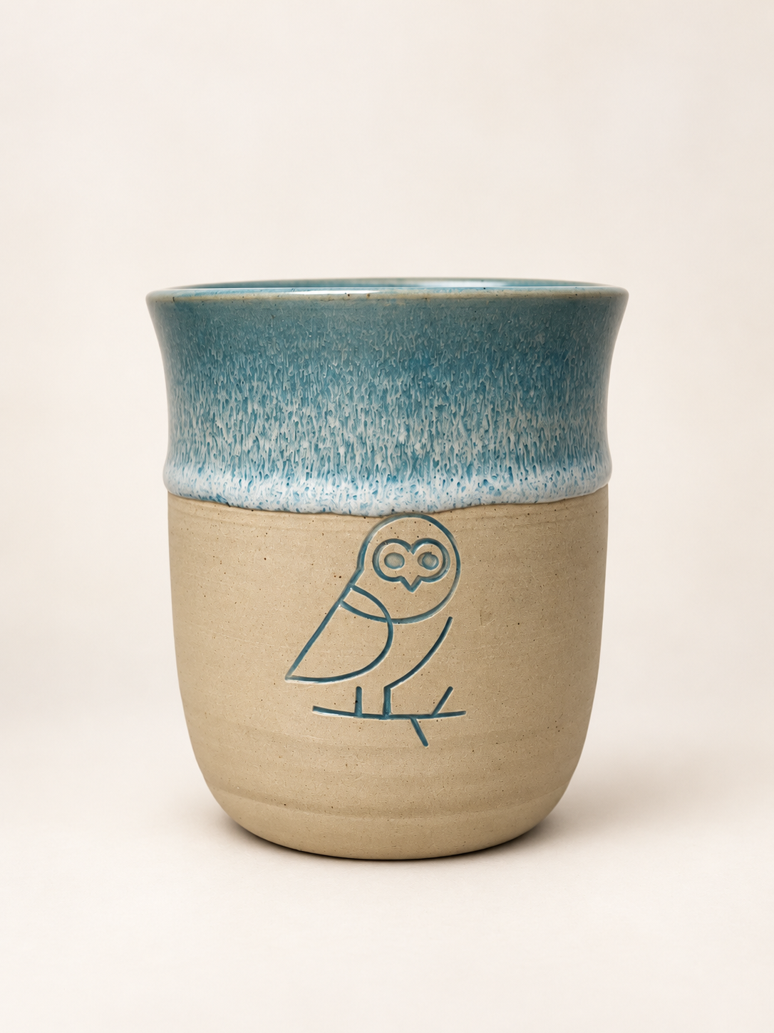 Coffee Owl Keramikbecher in Hellblau aus handgefertigtem Steinzeug mit Eulenlogo, Frontansicht.