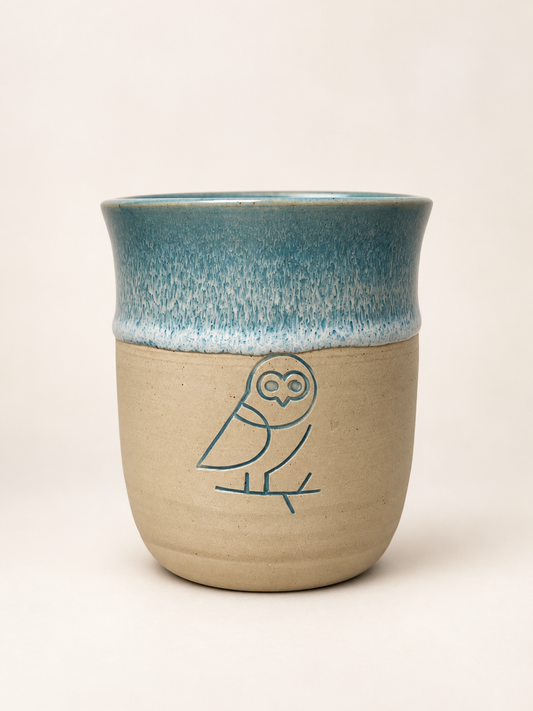Coffee Owl Keramikbecher in Hellblau aus handgefertigtem Steinzeug mit Eulenlogo, Frontansicht.