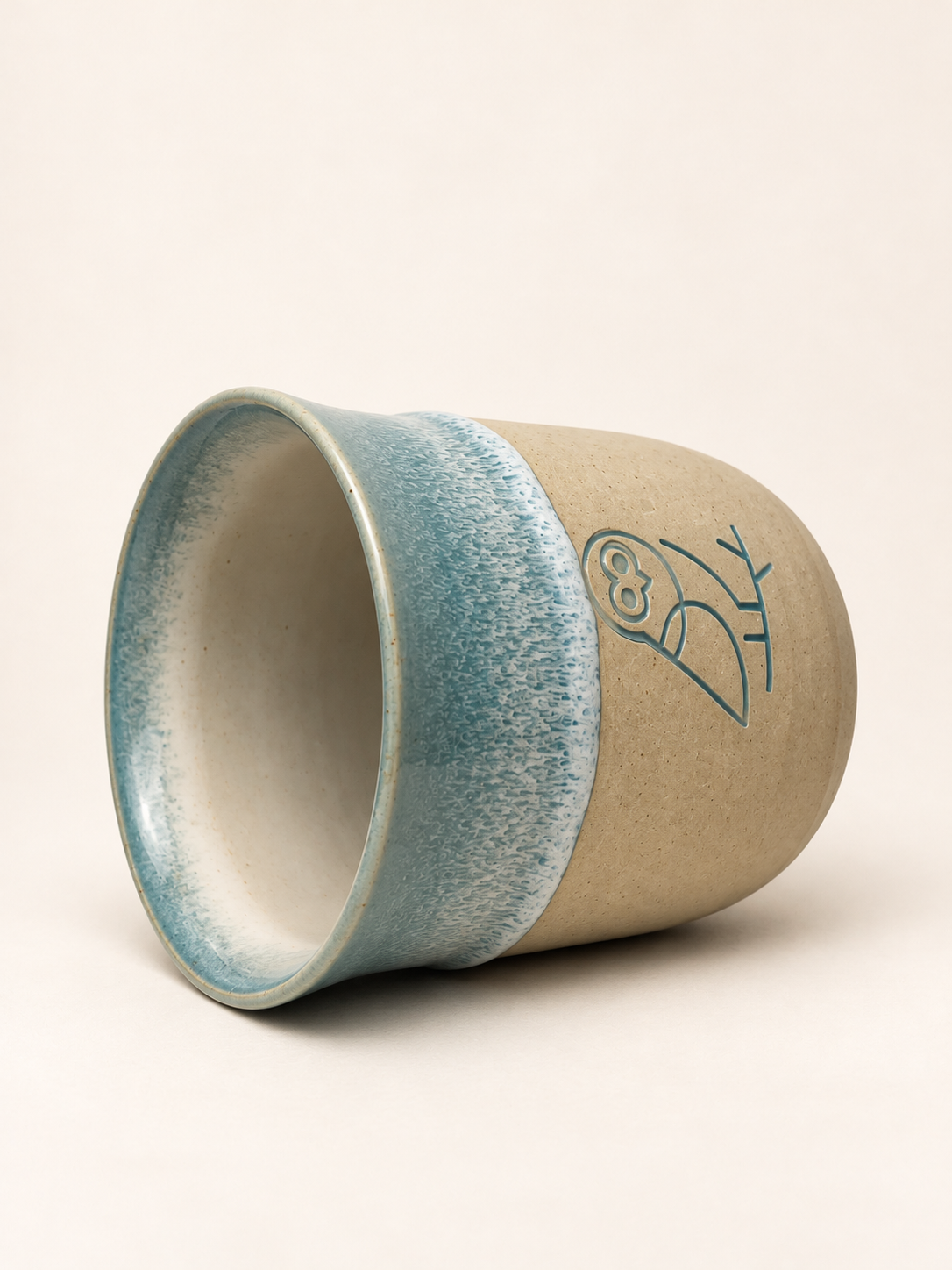 Coffee Owl Keramikbecher in Hellblau aus handgefertigtem Steinzeug, Seitenansicht